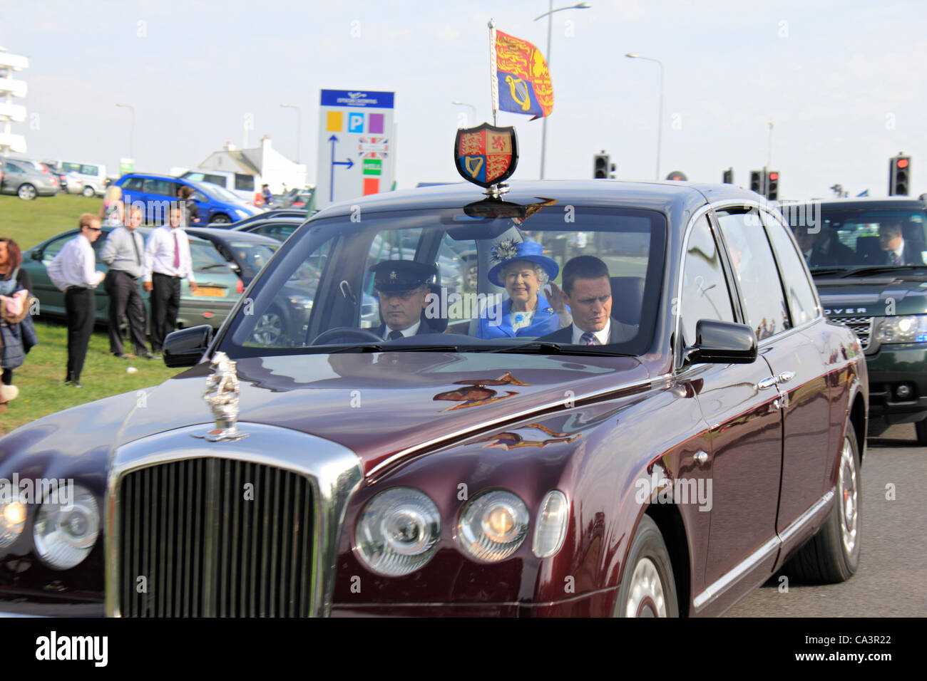 Die Königin und die königliche Partei verlassen Epsom Downs nach The Derby 2012 in der Bentley State Limousine. Epsom Downs, Surrey, UK. Stockfoto