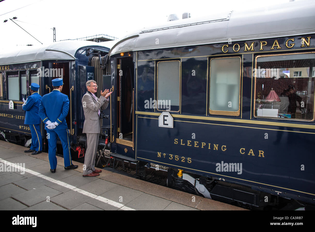 Passagiere des Orient-Express-Berlin - Hamburg - Venedig sind am Bahnhof Altona, Hamburg, Deutschland, am Samstag, 2 Juni, 2012 gesehen. Der Venice Simplon-Orient-Express lief zum ersten Mal von Berlin und Hamburg nach Venedig seit den 1930er Jahren. Stockfoto