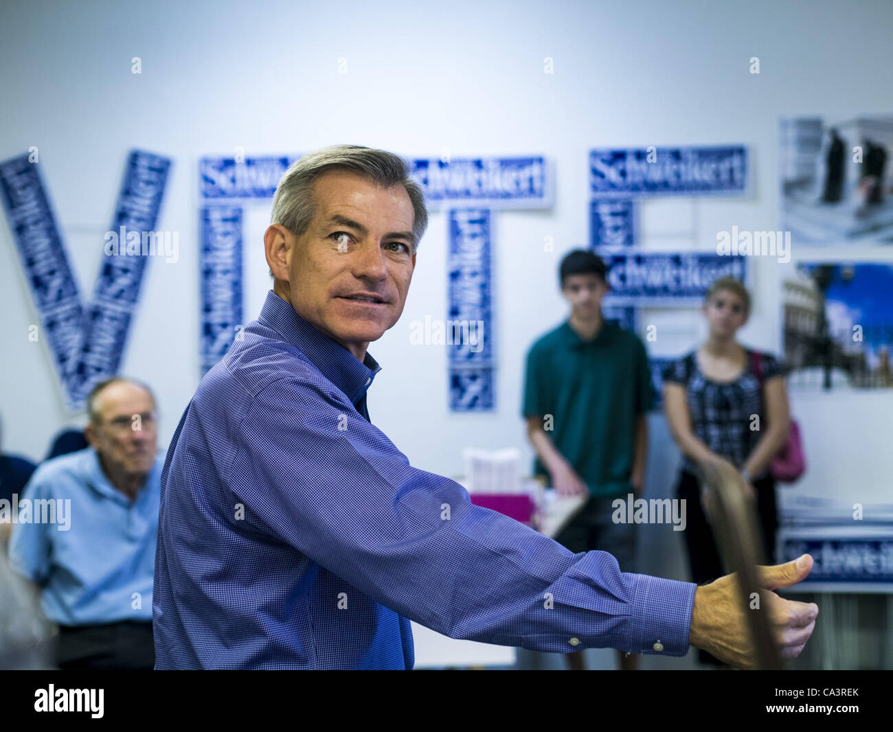 2. Juni 2012 - spricht Kongressabgeordneten DAVID SCHWEIKERT (R -AZ) Kampagne Freiwilligen Samstag vor ein Schild, das sagt, '' stimmen." Schweikert traf sich mit seiner Kampagne Mitarbeiter und Freiwillige für ein Pancake-Frühstück am Samstag Morgen am Sitz Kampagne mit ihnen sprechen über die bevorstehenden primäre Auserwählten Stockfoto