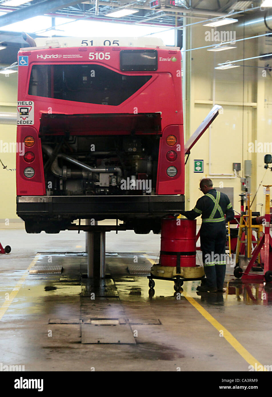 2. Juni 2012 ist auf Pflege-Service in OC Transpo Garage, der Nahverkehr-Service von der Stadt von Ottawa, Kanada während der Türen offen Ottawa-Veranstaltung - Ottawa, Ontario, Kanada - A Bus. Türen offen Ottawa ist die Landeshaupt€™ s größte Erbe Veranstaltung, Entriegelung über 100 der Areaâ€™ s die meisten Architectura Stockfoto