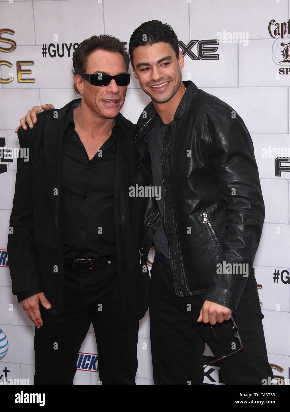 2. Juni 2012 kommt - Culver City, Kalifornien, USA - JEAN CLAUDE VAN DAMME & CHRIS VAN DAMME für Spike TV Guys Choice Awards 2012 auf dem Sony Studio los. (Kredit-Bild: © Lisa O'Connor/ZUMAPRESS.com) Stockfoto