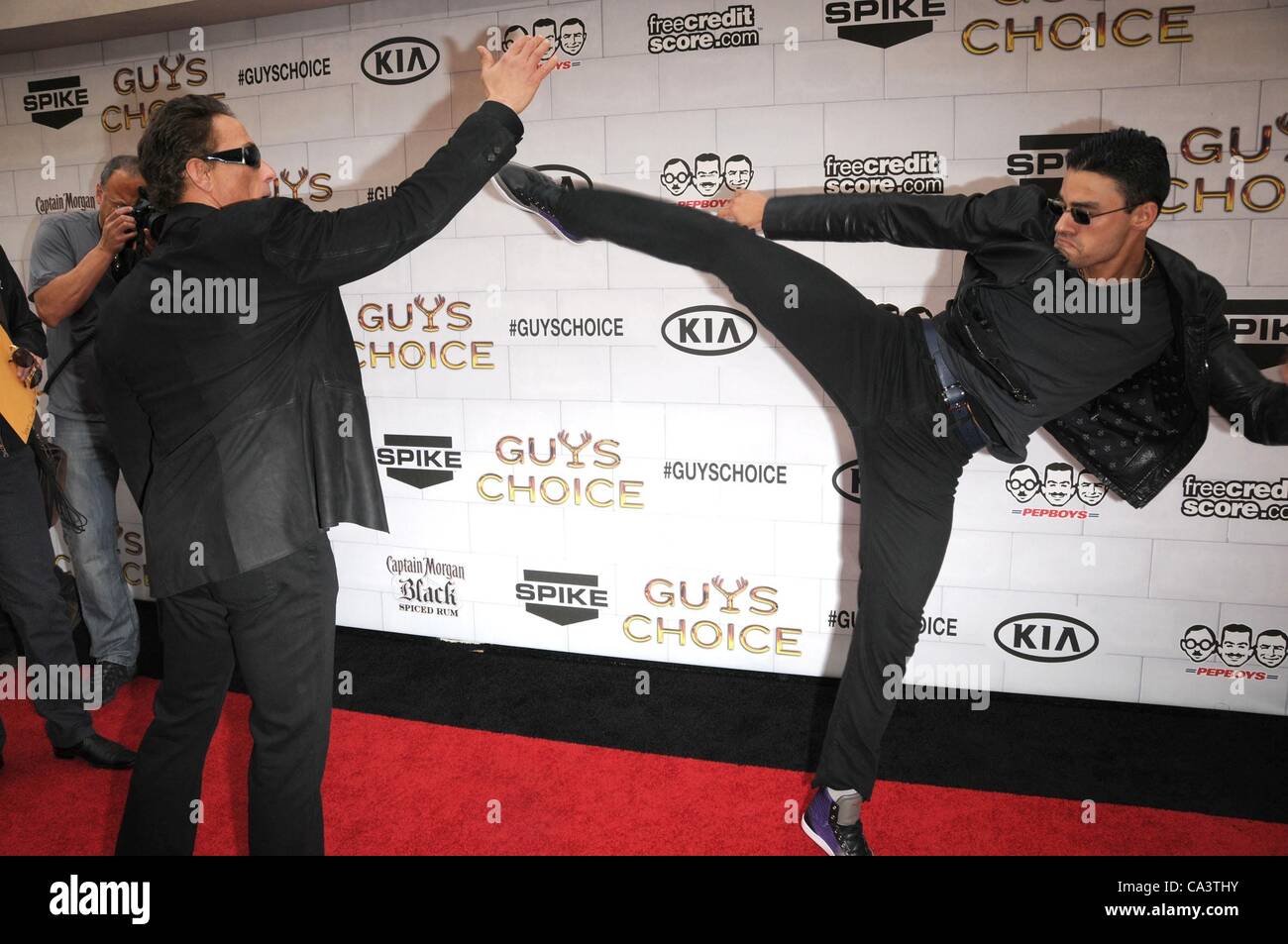 2. Juni 2012 - statt Los Angeles, Kalifornien, USA - 2. Juni 2012 - Los Angeles, Kalifornien, USA - Schauspieler JEAN-CLAUDE VAN DAMME und Sohn KRISTOPHER VAN DAMME auf Spike TV Guys Choice Awards 2012 in den Sony Studios in Los Angeles. (Kredit-Bild: © Paul Fenton/ZUMAPRESS.com) Stockfoto