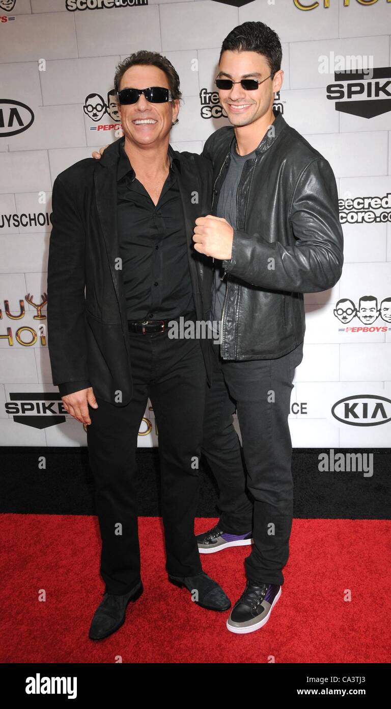 2. Juni 2012 - statt Los Angeles, Kalifornien, USA - 2. Juni 2012 - Los Angeles, Kalifornien, USA - Schauspieler JEAN-CLAUDE VAN DAMME und Sohn KRISTOPHER VAN DAMME auf Spike TV Guys Choice Awards 2012 in den Sony Studios in Los Angeles. (Kredit-Bild: © Paul Fenton/ZUMAPRESS.com) Stockfoto