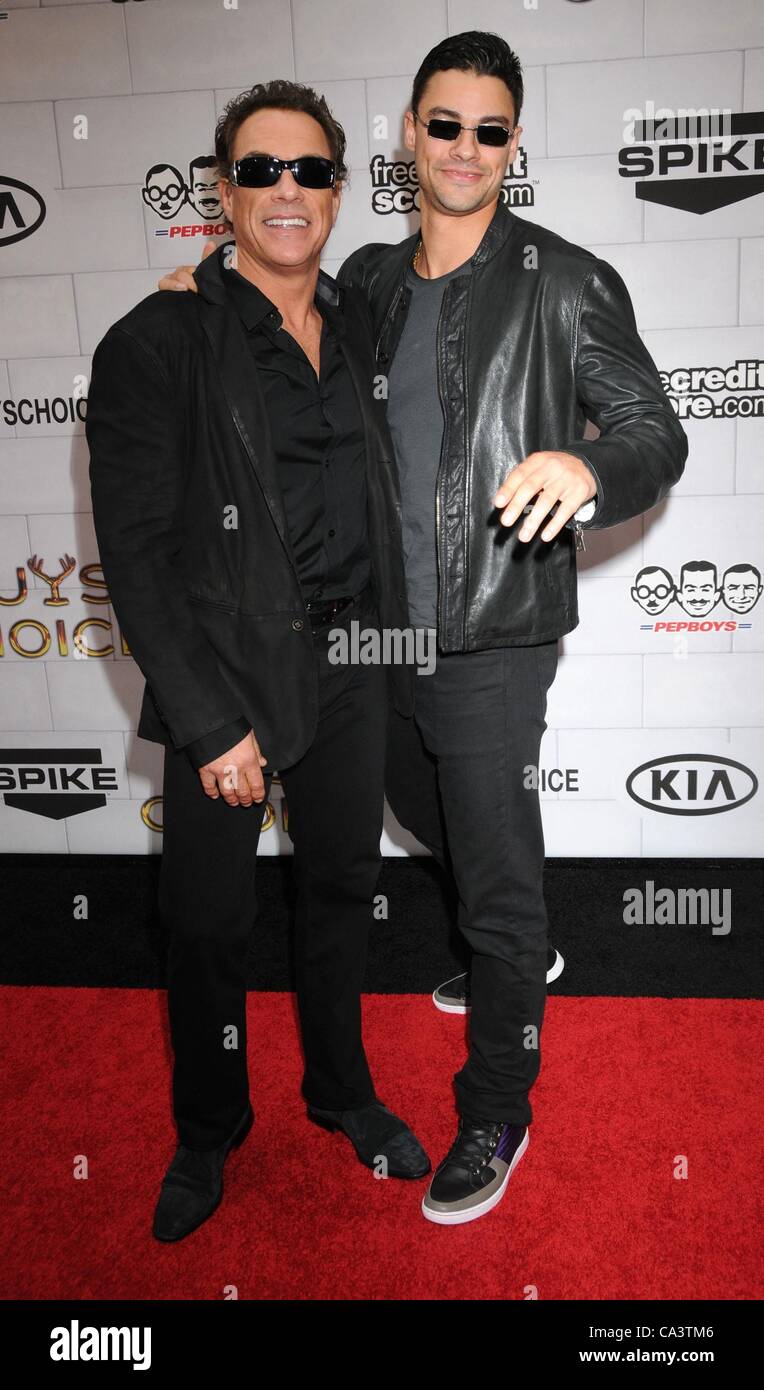 2. Juni 2012 - statt Los Angeles, Kalifornien, USA - 2. Juni 2012 - Los Angeles, Kalifornien, USA - Schauspieler JEAN-CLAUDE VAN DAMME und Sohn KRISTOPHER VAN DAMME auf Spike TV Guys Choice Awards 2012 in den Sony Studios in Los Angeles. (Kredit-Bild: © Paul Fenton/ZUMAPRESS.com) Stockfoto