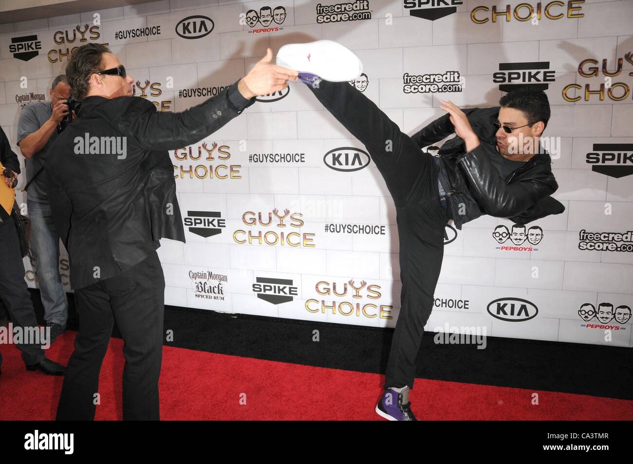 2. Juni 2012 - statt Los Angeles, Kalifornien, USA - 2. Juni 2012 - Los Angeles, Kalifornien, USA - Schauspieler JEAN-CLAUDE VAN DAMME und Sohn KRISTOPHER VAN DAMME auf Spike TV Guys Choice Awards 2012 in den Sony Studios in Los Angeles. (Kredit-Bild: © Paul Fenton/ZUMAPRESS.com) Stockfoto