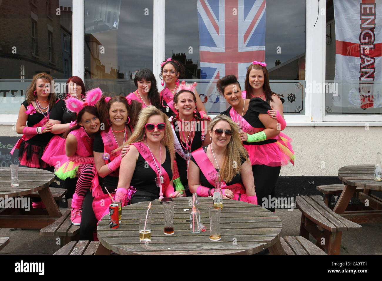 Schick die Frauengruppe, bunte Kleider feiern das Queen's Diamond Jubilee vor dem Number1 Pub, Norfolk, Großbritannien Stockfoto