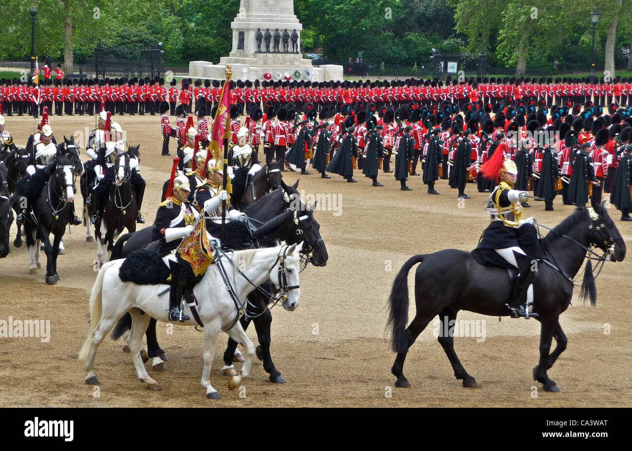 Trooping The Colour 2. Juni 2012 - The Major General Review, sind die berittenen Soldaten die Blues and Royals der Household Cavalry. Stockfoto