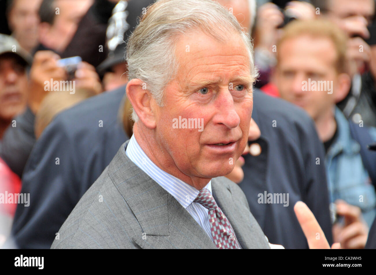 3. Juni 2012. Prinz Charles besucht die Piccadilly großes Jubiläum Mittagessen und entspricht die Massen von Menschen, die die Feierlichkeiten zu genießen. Stockfoto