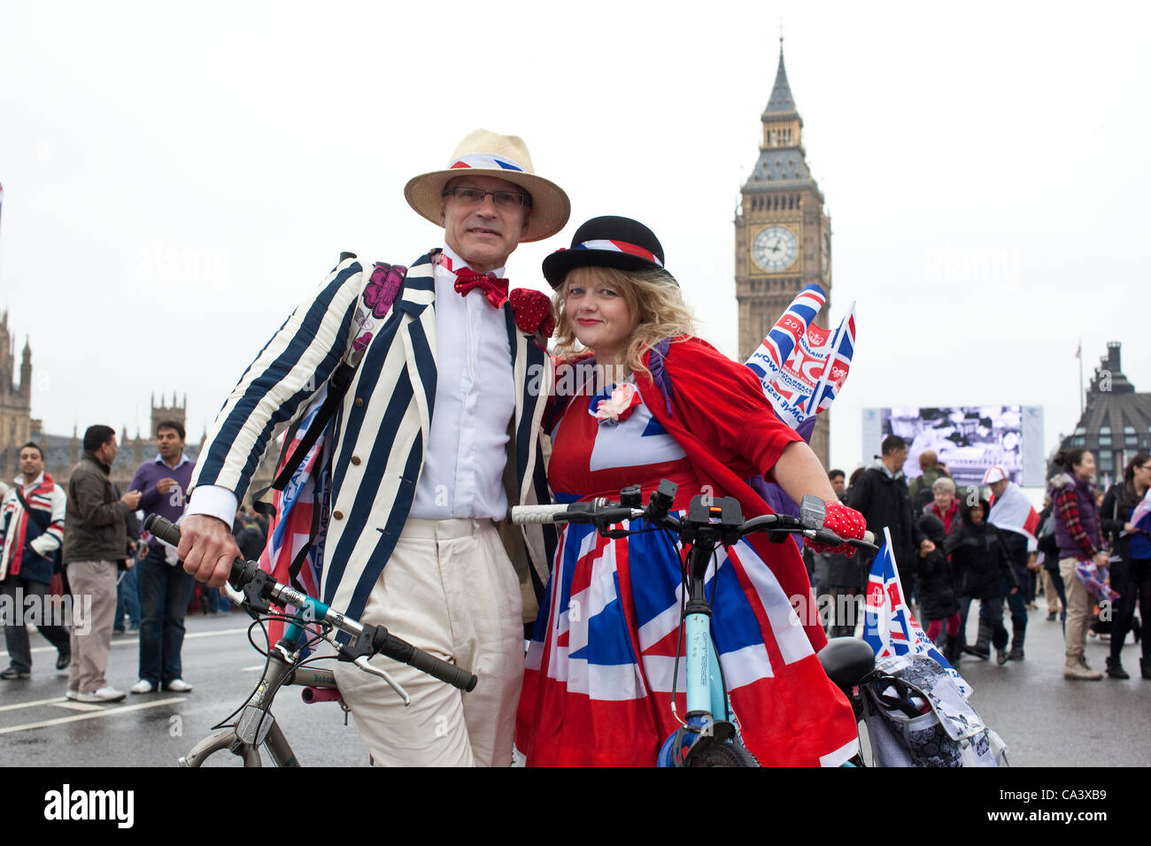 Diamond Jubilee Pageant, Themse, Zentral-London, UK. 03.06.2012 Bild zeigt Martin Lawrie und Jaqueline Hobson joinen Barnet, der Diamant-Jubiläum feiern am Westminster Bridge, über 1.000.000 Menschen erwartet die Queen es Diamond Jubilee Pageant Flottille. Stockfoto