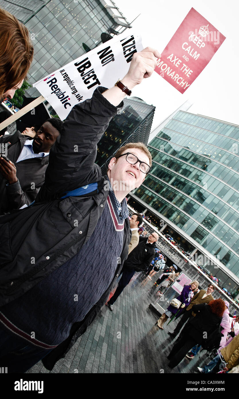 06.03.12 LONDON, UK: Demonstrant bei einer republikanischen Anti-Monarchie-Demo vor dem Rathaus, winkt ein Plakat. Unterdessen Tausenden erwies sich als Linie der Themse und beobachten Sie die Fluss-Festspiele, feiert die Königin Diamond Jubilee. Stockfoto