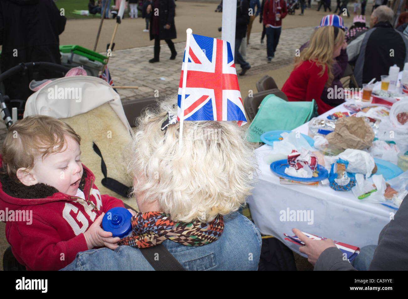 3. Juni 2012. Greenwich London, UK. Das große Jubiläum Mittagessen auf dem Gelände der alten Naval College Greenwich anlässlich 60 Jahre der Regierungszeit Queens teilnehmen Massen von Familie und Freunden. Stockfoto