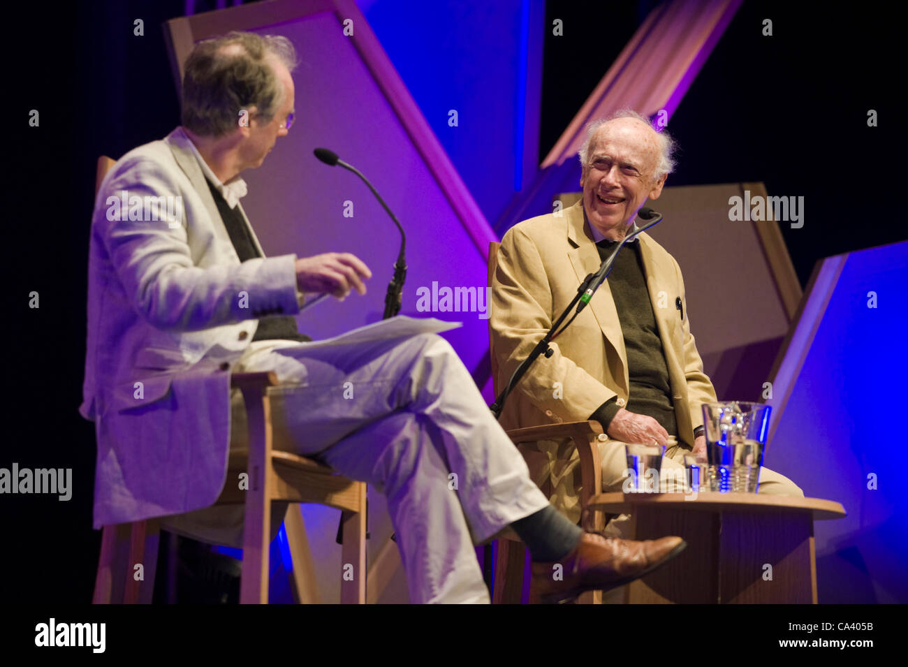 James Watson, Mitentdecker der Struktur der DNA im Jahre 1953, abgebildet im Gespräch mit Ian McEwan auf dem Telegraph Hay Festival 2012, Hay-on-Wye, Powys, Wales, UK Stockfoto