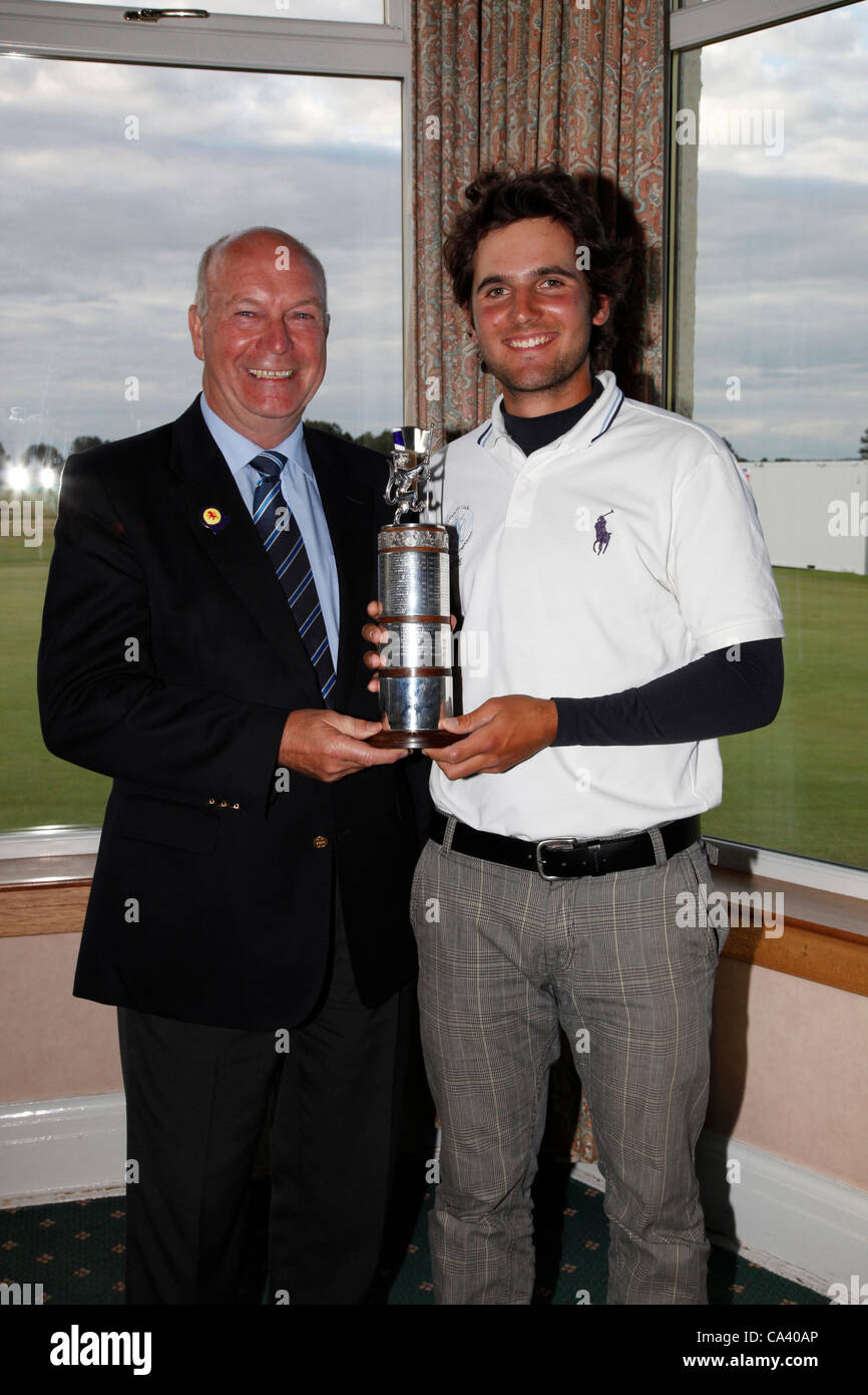 3. Juni 2012.   Paul Barjon, Gewinner der Carrick Neil Scottish Open Stroke Play Golf Championship nach präsentiert mit der Trophäe. Paul Barjon sitzt am Rande des 18. Putting Green. Paul Barjon ist von Nizza, Frankreich. Dies ist eine internationale Champiopnship, gesponsert von der schottischen G Stockfoto