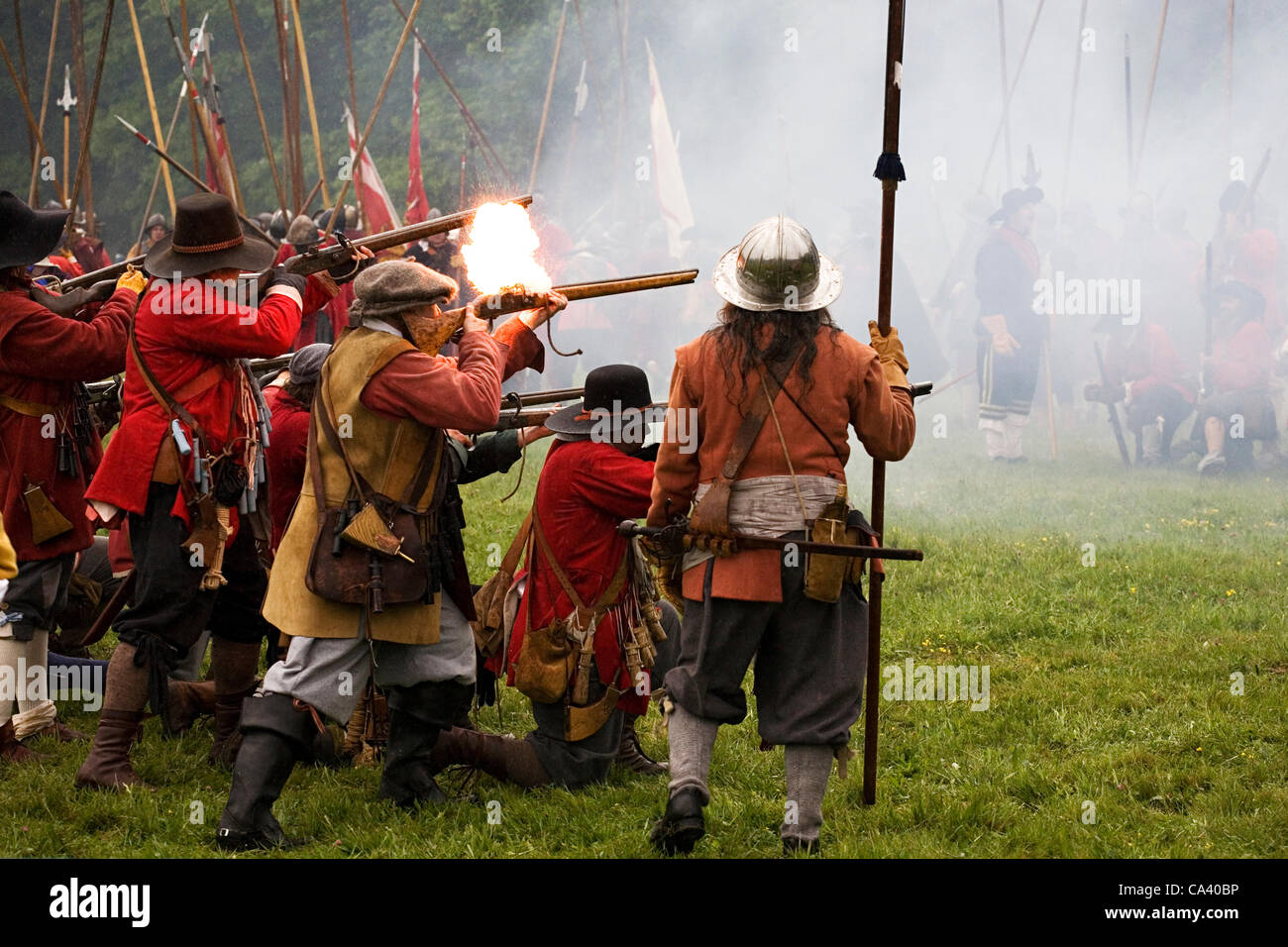 3. Juni 2012. Newstead Abbey Park, Nottinghamshire, UK. Das Sealed Knot-lebendige Geschichte Organisation zu schaffen, die Schlacht für Newstead. Mit Kanonenfeuer display Kavallerieattacken und einer zweistündigen Schlacht im Regen. Stockfoto