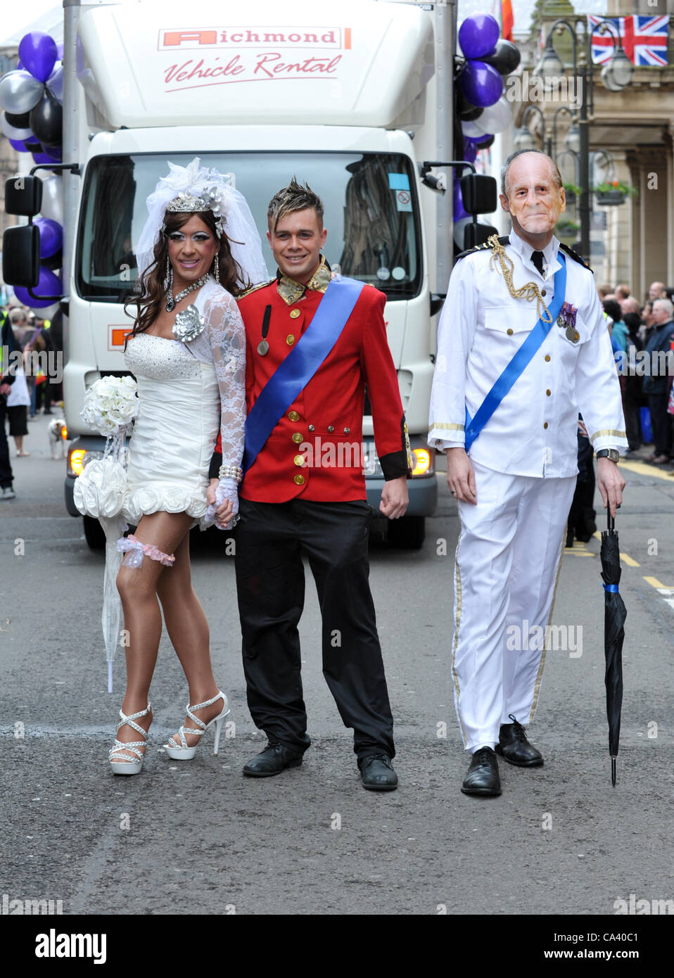 Männer wie Prinz William, Kate und Prinz Philip in Birmingham Stolz Karnevalsumzug am Diamond Jubilee Wochenende Stockfoto