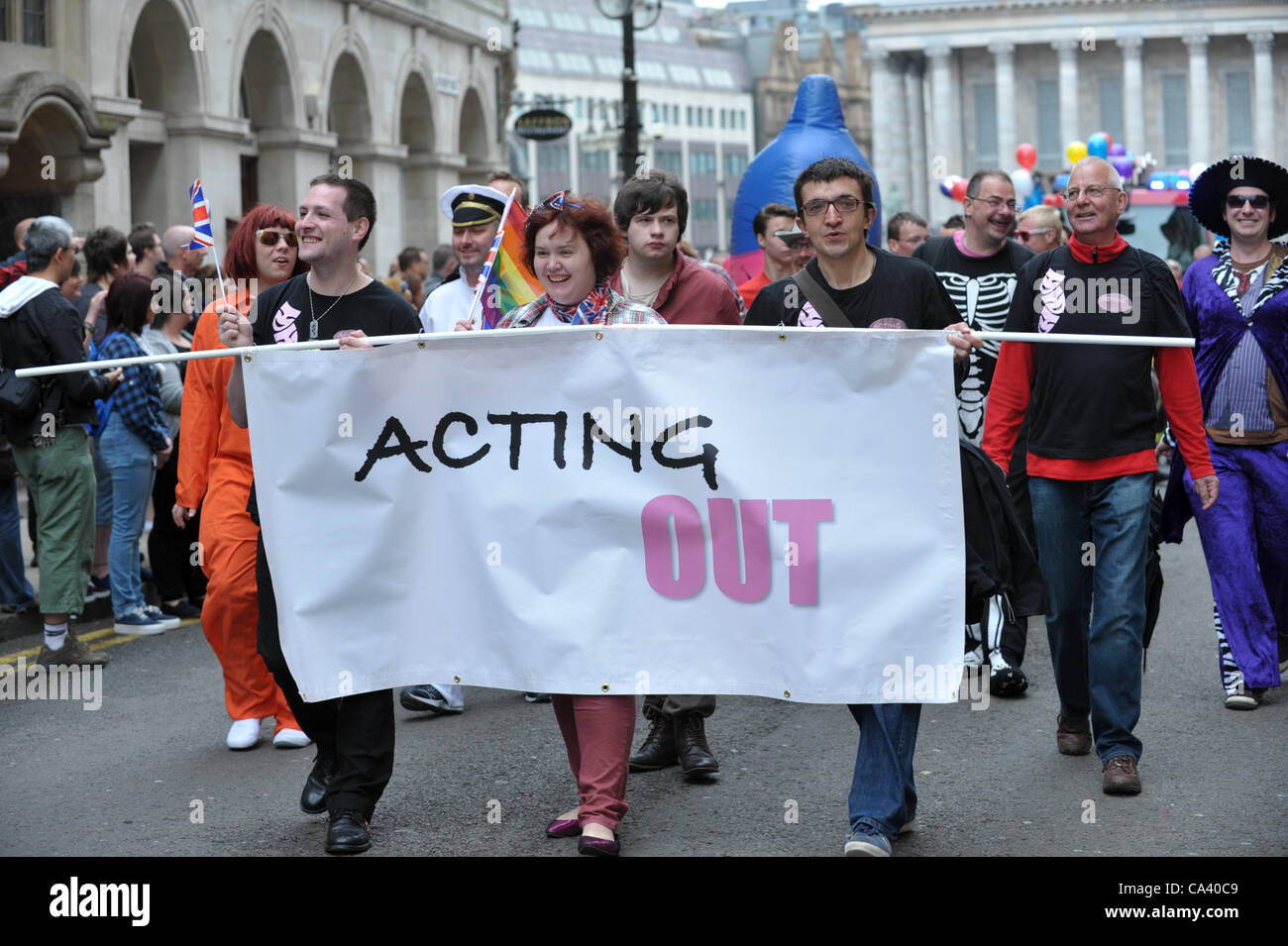 Akteure aus Birmingham homosexuelle Gruppe handeln, tragen ihre Banner in der Stadt jährliche Pride parade Stockfoto