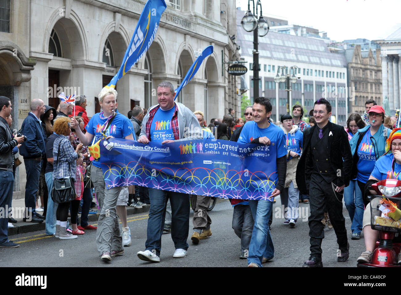 Birmingham City Council Arbeiter marschieren mit Banner in die jährliche Birmingham-Pride-Parade für die Rechte Homosexueller Stockfoto