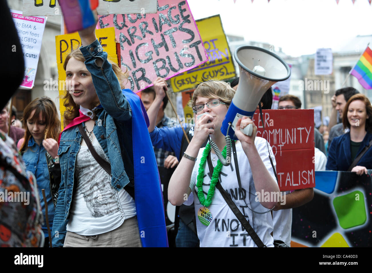 Homosexuell Rechte Aktivisten mit einem Lautsprechergehäuse und schwenkten Plakate marschieren in Birmingham Stolz Karnevalsumzug Stockfoto