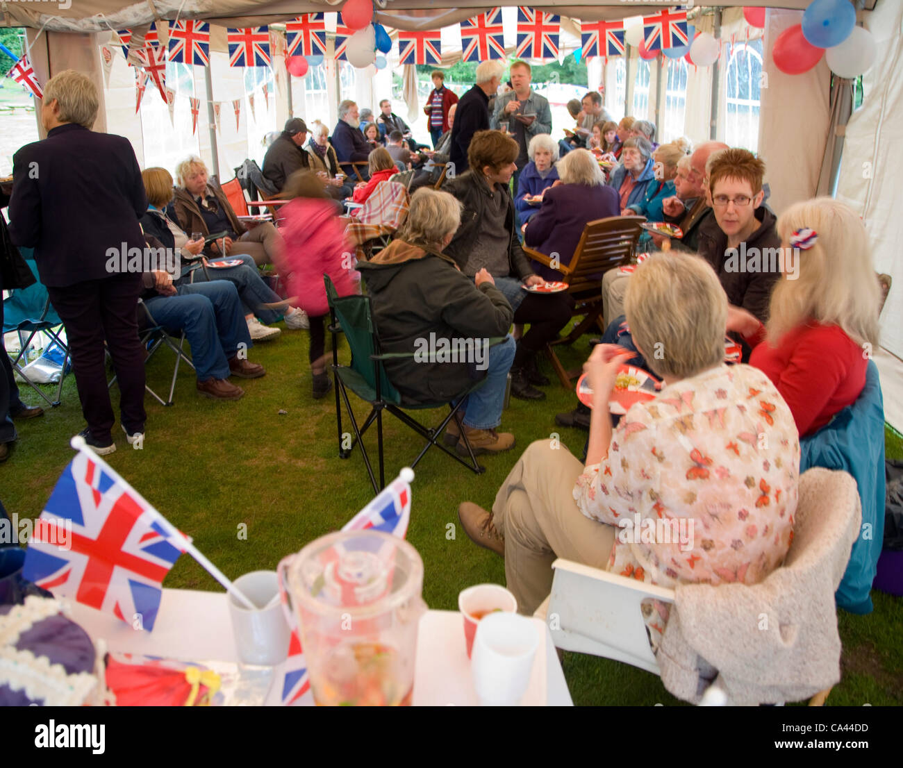 Kuchen Eis als königliche Krone Big Lunch-Event, Shottisham, Suffolk, England, 3. Juni 2012 Stockfoto