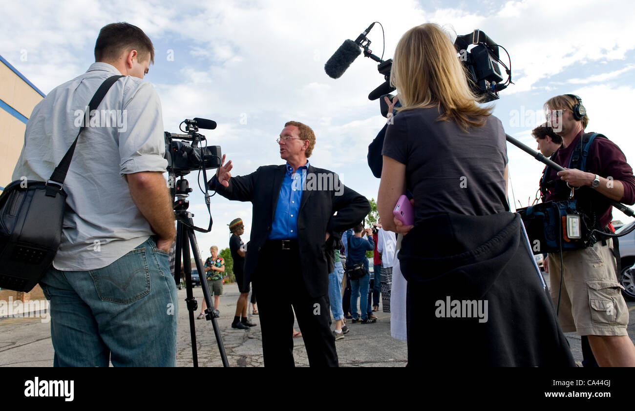 3. Juni 2012 spricht - Milwaukee, WI, USA - John Nichols, politischer Korrespondent für die Nation, der Presse vor einer get-out-the-Rückruf-Vote-Rallye mit Reverend Jesse Jackson. Stockfoto