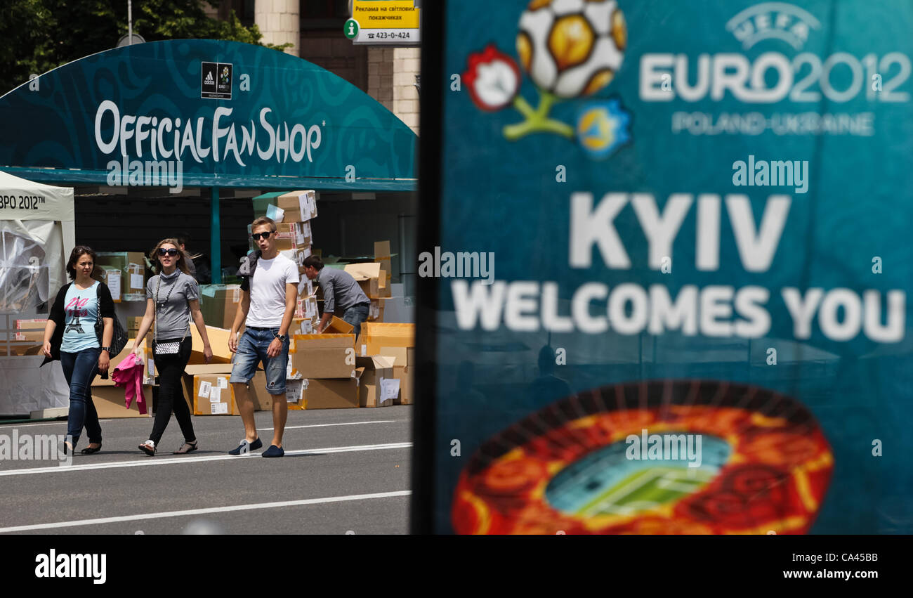04.06.2012. Kiew, Ukraine. Jugendlichen geht vorbei an einer offiziellen Fanshop für die EURO 2012 in Kiew, Ukraine, 4. Juni 2012. Das Turnier der Euro 2012 in Polen und der Ukraine läuft vom 8. Juni bis 1. Juli Stockfoto 04.06.2012. Kiew, Ukraine. Jugendlichen geht vorbei an einer offiziellen Fanshop für die EURO 2012 in Kiew, Ukraine, 4. Juni 2012. Das Turnier der Euro 2012 in Polen und der Ukraine läuft vom 8. Juni bis 1. Juli Stockfoto