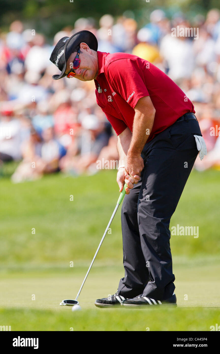 3. Juni 2012: Rory Sabbatini Uhren seine put Roll zum Cup auf dem Grün Nr. 14 bei der Endrunde der Memorial-Golf-Turnier gespielt bei Muirfield Village Golf Club in Dublin, Ohio. Stockfoto
