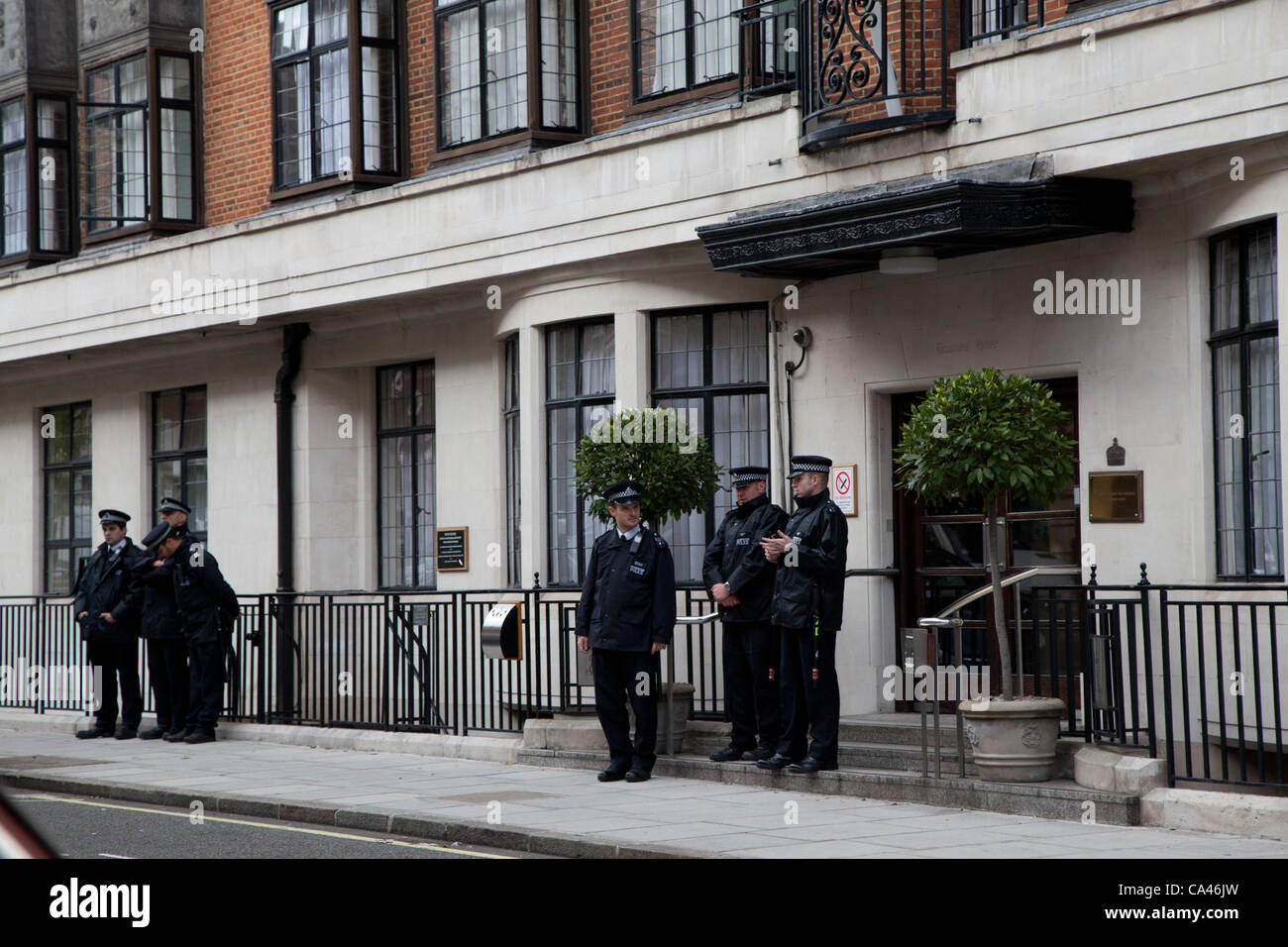 London, UK. 4. Juni 2012 stehen Polizei außerhalb einer der Eingänge an König Edward VII Krankenhaus in London, wo der Duke of Edinburgh mit einer Blasenentzündung aufgenommen wurde. Stockfoto