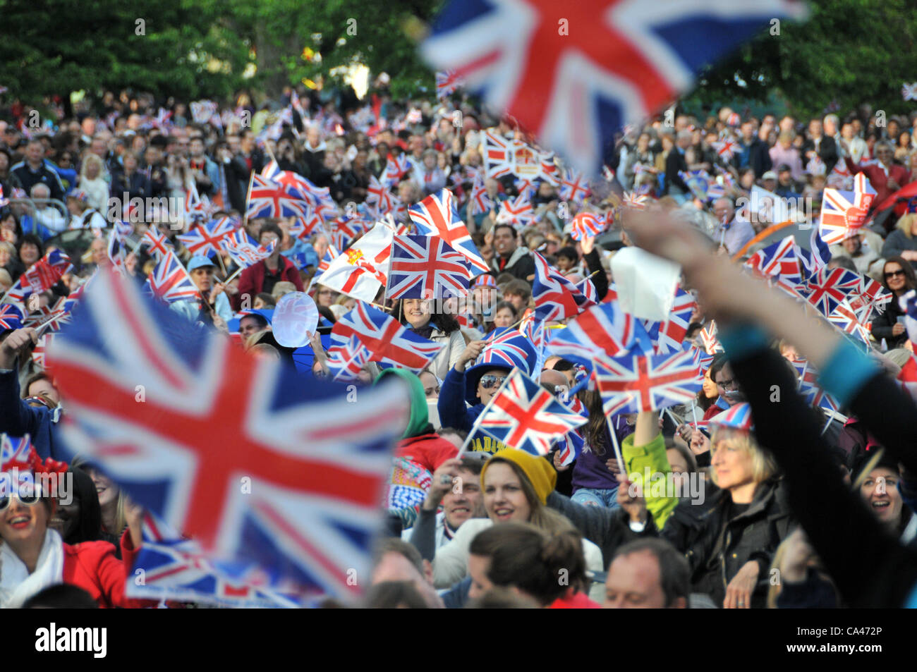 St James Park, London, UK. 4. Juni 2012. Ein Meer von Fahnen und die Menge toben, während sie eines der "großen Bildschirmen" zeigt die Königin Diamond Jubilee Concert zusehen. Stockfoto