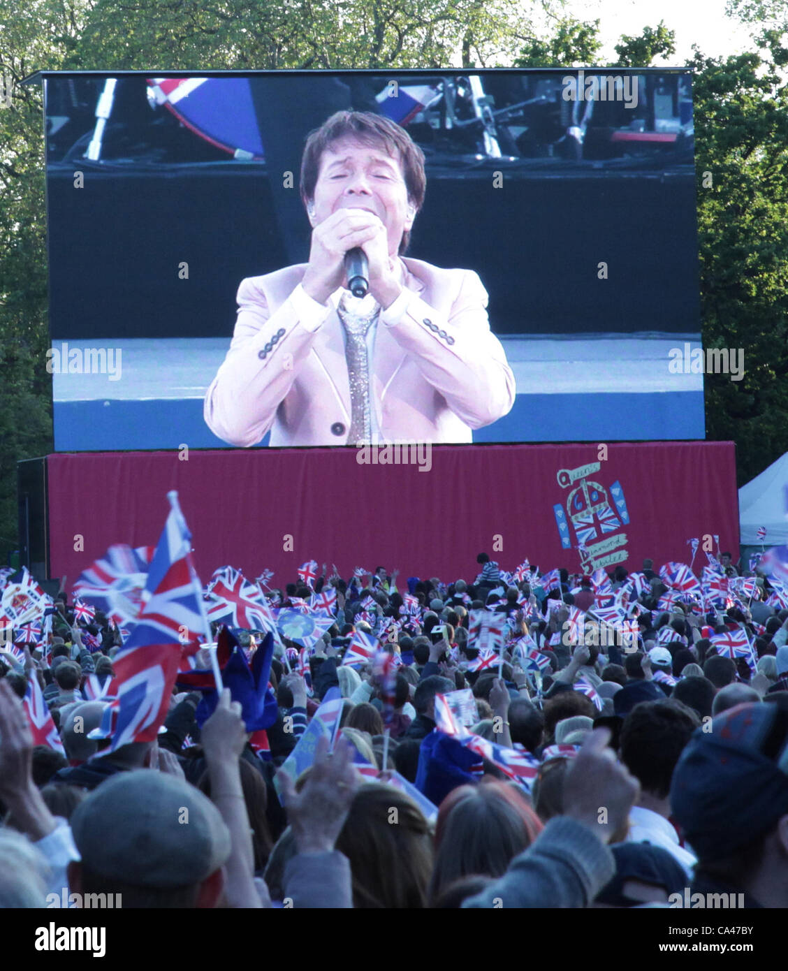 London, UK. 4. Juni 2012. Fans in London, Sir Cliff Richard auf der großen Leinwand im St. James Park Konzert anlässlich der Königin Diamond Jubilee genießen.  . Stockfoto