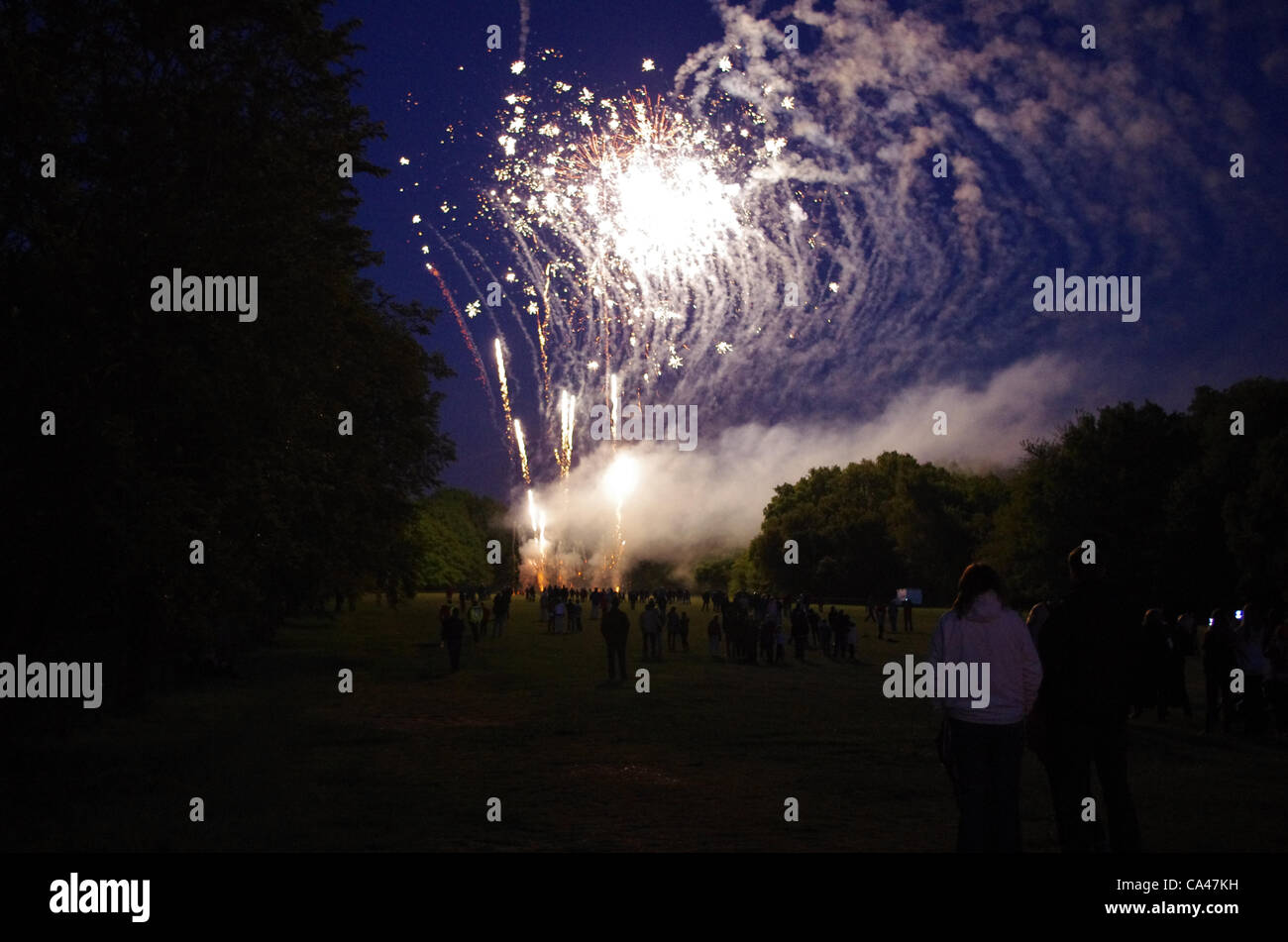 06.04.12. Ley Hill, in der Nähe von Chesham, Buckinghamshire, UK. Feuerwerk erleuchten Ley Hill Common.This war die Königin diamantenes Jubiläum feiern und folgte die Beleuchtung des Leuchtfeuers auch auf Ley Hill Common. Hunderte von Menschen versammelt, um aus dem Krone Pub, und auch auf Ley Hill Common zu sehen. Stockfoto