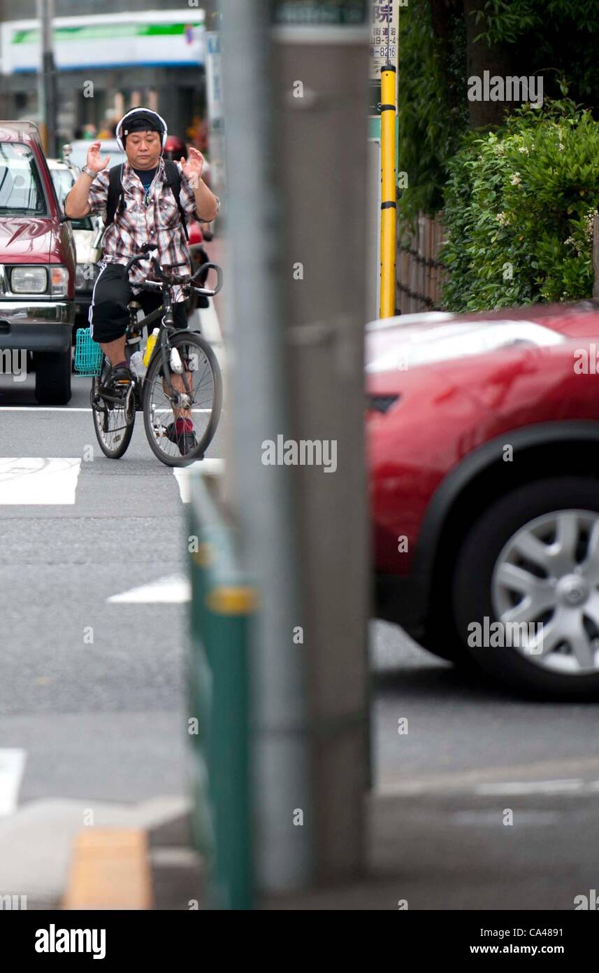 5. Juni 2012 wird - Tokyo, Japan - ein japanischer Mann gesehen, mit dem Fahrrad in der Innenstadt von Tokio. (Foto von Yumeto Yamazaki/AFLO) Stockfoto