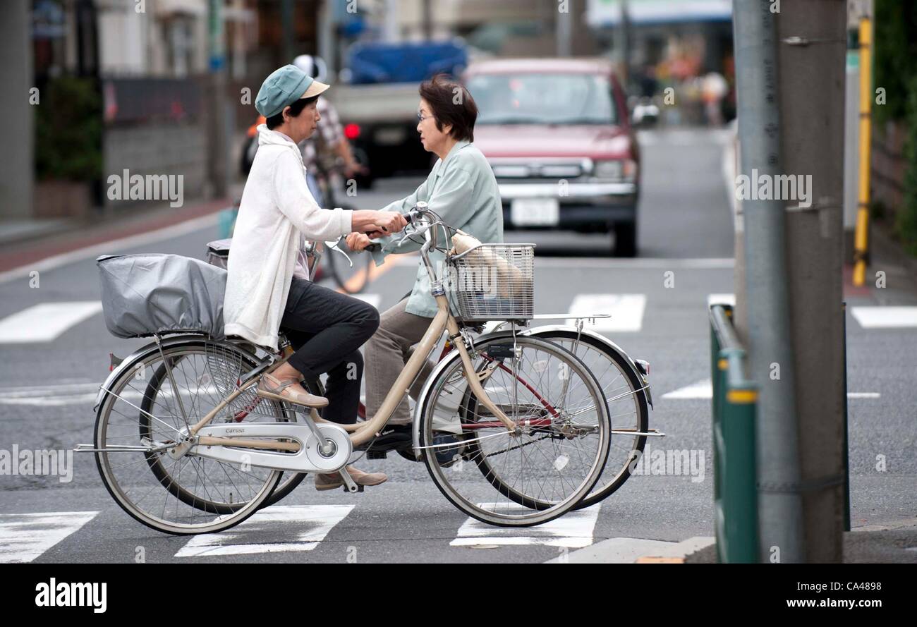 5. Juni 2012 wird - Tokyo, Japan - eine japanische Frau gesehen, mit dem Fahrrad in der Innenstadt von Tokio. (Foto von Yumeto Yamazaki/AFLO) Stockfoto