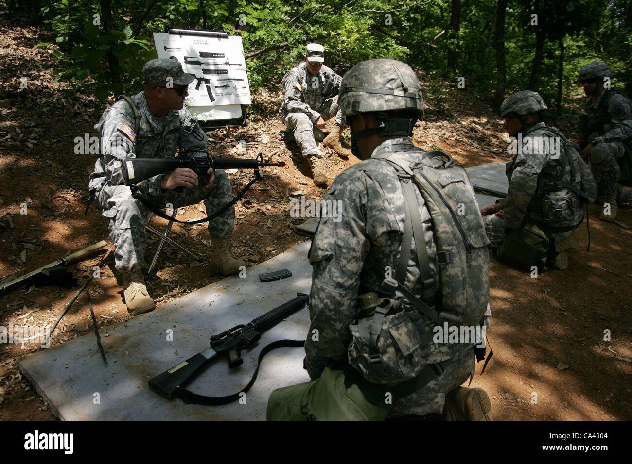 Mai 22, 2012-PAJU, beteiligt ein Experte Bereich medizinische Badge Qualifikation in Paju nahe der entmilitarisierten Zone zwischen den beiden Koreas, nördlich von Seoul Südkorea-US-Soldaten in Südkorea stationiert. Stockfoto