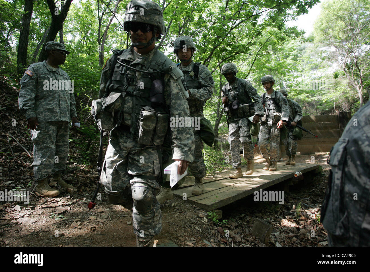 Mai 22, 2012-PAJU, beteiligt ein Experte Bereich medizinische Badge Qualifikation in Paju nahe der entmilitarisierten Zone zwischen den beiden Koreas, nördlich von Seoul Südkorea-US-Soldaten in Südkorea stationiert. Stockfoto