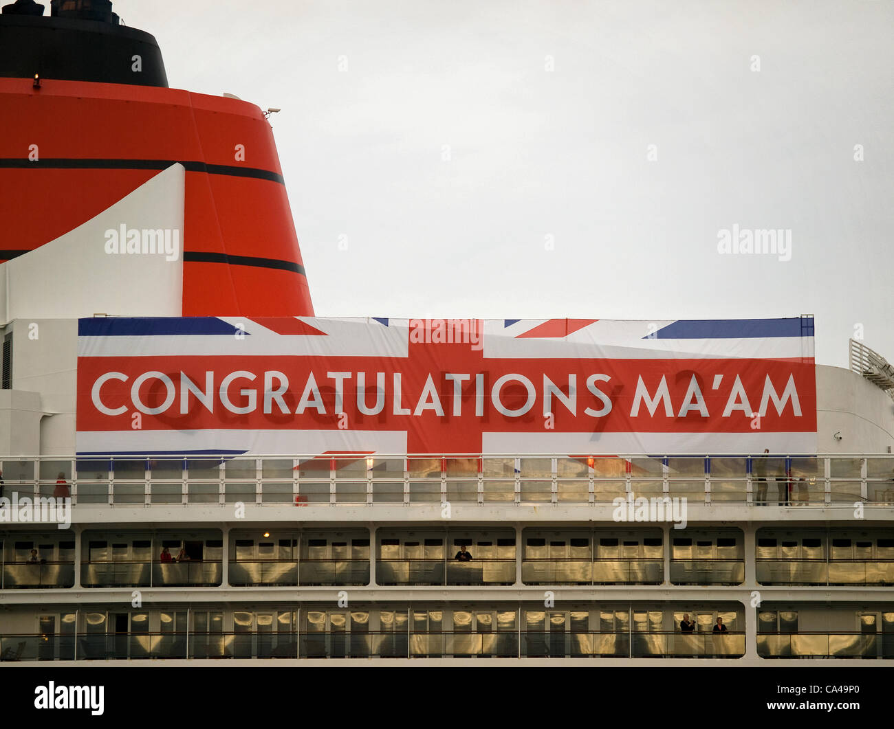 Der Cunard Ocean Liner Queen Mary 2 zeigt einen Banner, Diamond Jubilee von ihrer Majestät Königin Elizabeth II auf dem Schiff Besuch in Southampton UK 5. Juni 2012 zu feiern Stockfoto