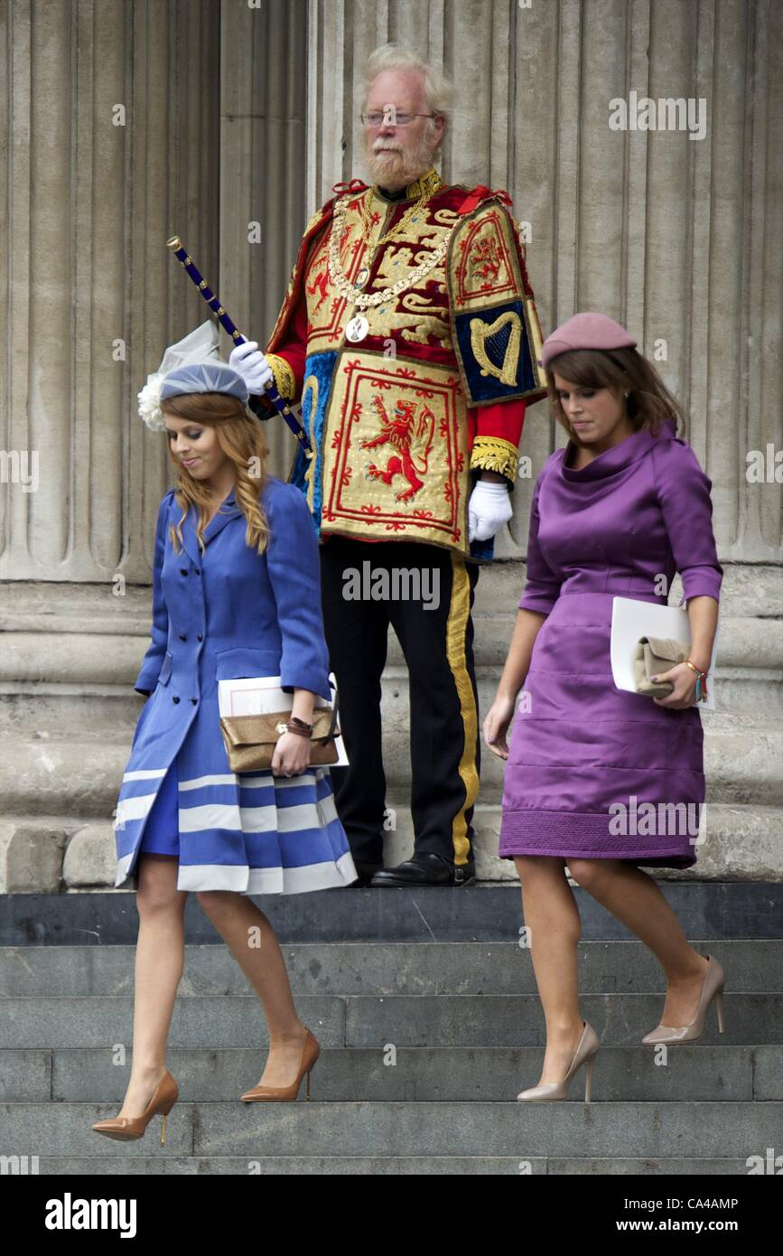 Dienstag, 5. Juni 2012 - besuchen London, UK - Prinzessin Eugenie und Prinzessin Beatrice die Königin Elizabeth II Diamond Jubilee in Saint-Paul Kathedrale in London. Zuma / Alamy Live News Stockfoto