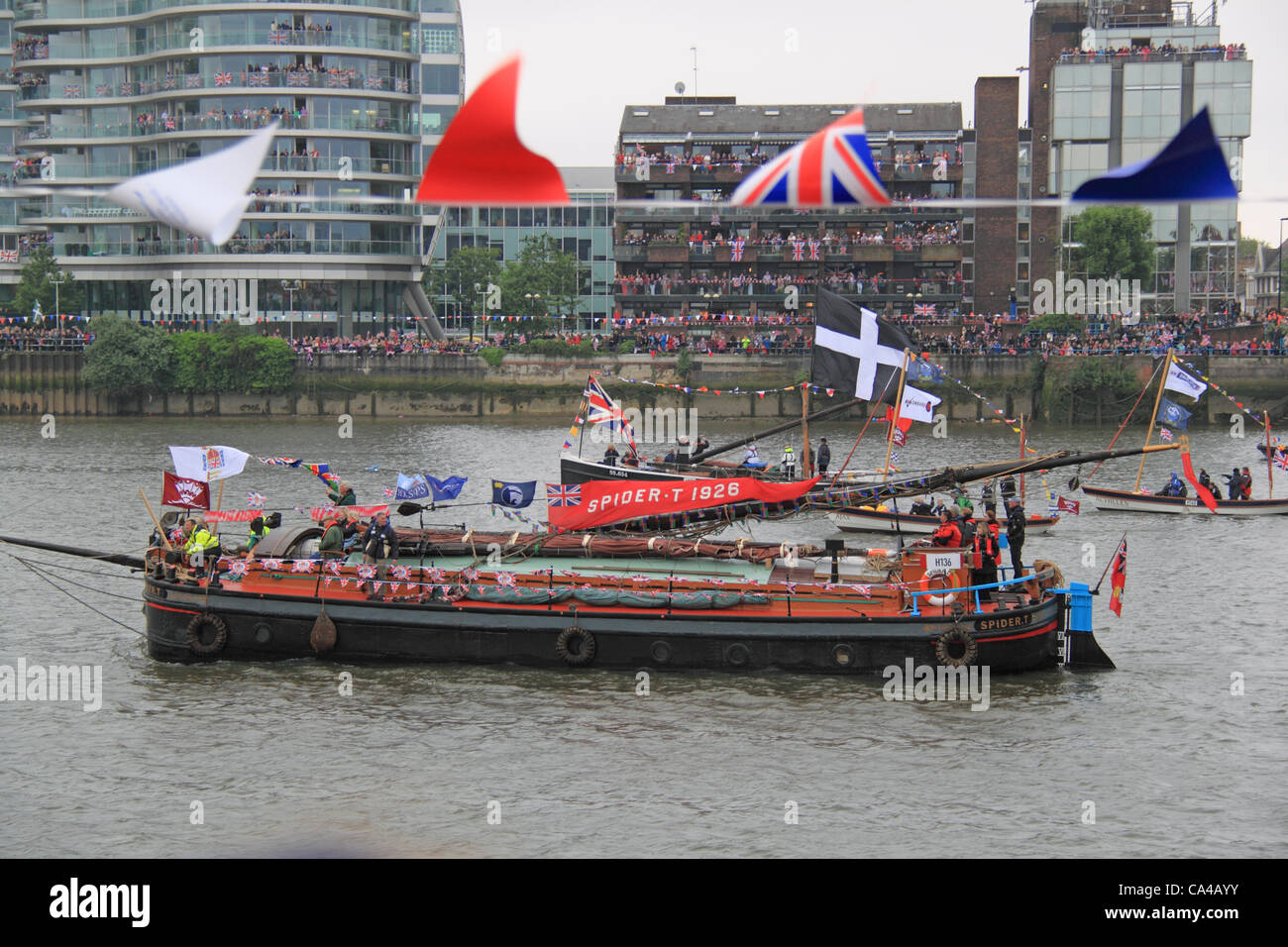 Boote, Diamond Jubilee Themse Pageant, Battersea Bridge, London, UK, Sonntag, 3. Juni 2012, feiern 60 Jahre der Herrschaft von Queen Elizabeth 2 arbeiten. Stockfoto