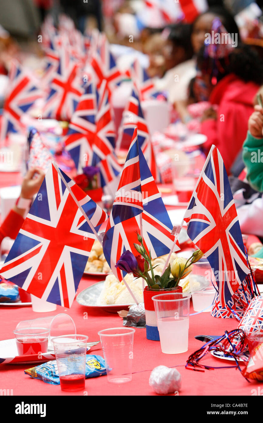 Mehr als 500 Menschen genießen die Bank Holiday Street Party feiert das Diamant-Jubiläum-Wochenende in Kennington South London 4. Juni Stockfoto