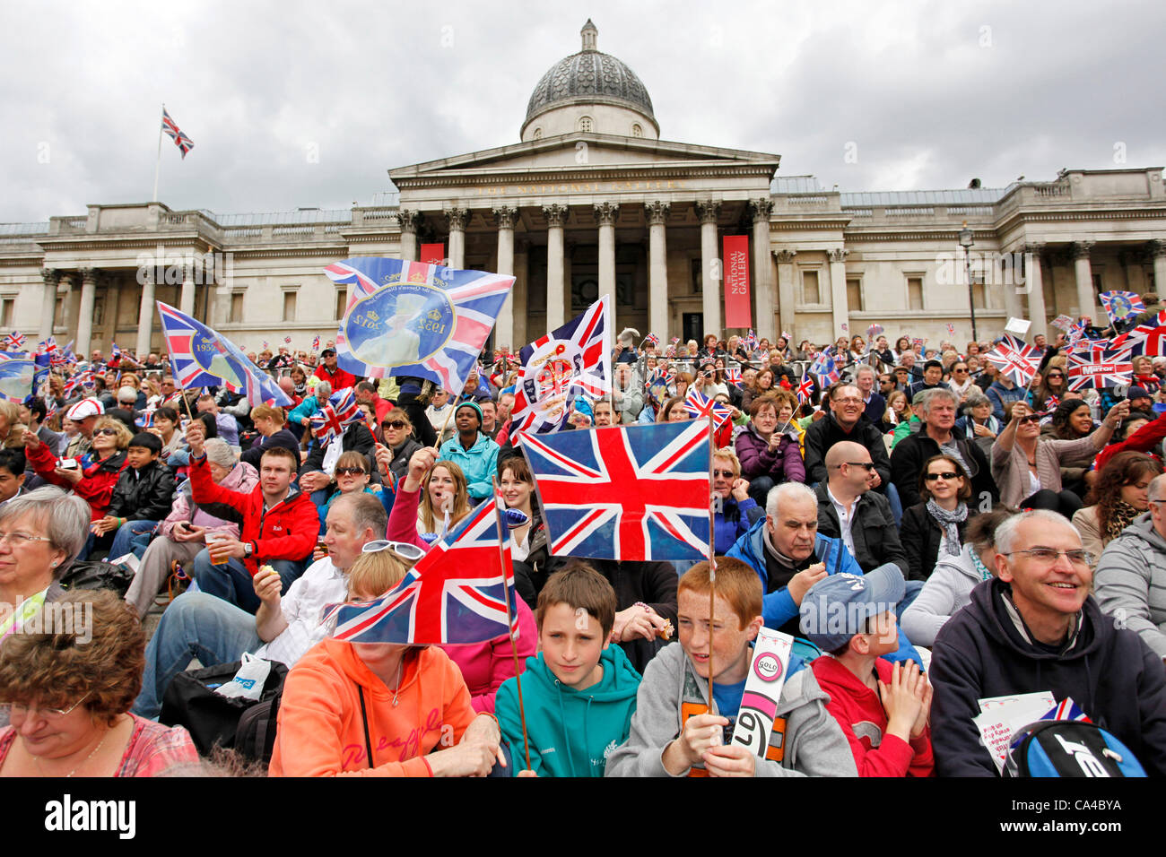 London, UK. Dienstag, 5. Juni 2012. Menschen feiern die diamantene Thronjubiläum von Königin Elizabeth II während der Feierlichkeiten in London. Bildnachweis: Paul Brown / Alamy Live News Stockfoto