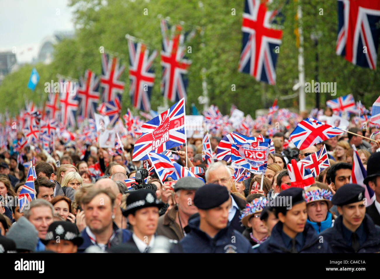 London, UK. Dienstag, 5. Juni 2012. Menschenmassen in die Mall in der Diamant-Jubiläum von Königin Elizabeth II während der Feierlichkeiten in London. Bildnachweis: Paul Brown / Alamy Live News Stockfoto