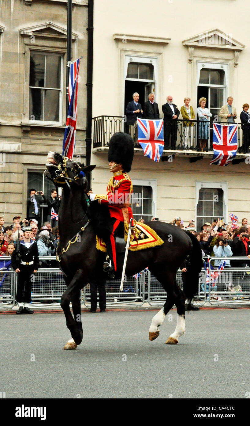 Diamond Jubilee Scots Königinnenwache im Bärenfell mit schwierigen Pferd in einer Prozession zum Buckingham Palace Stockfoto