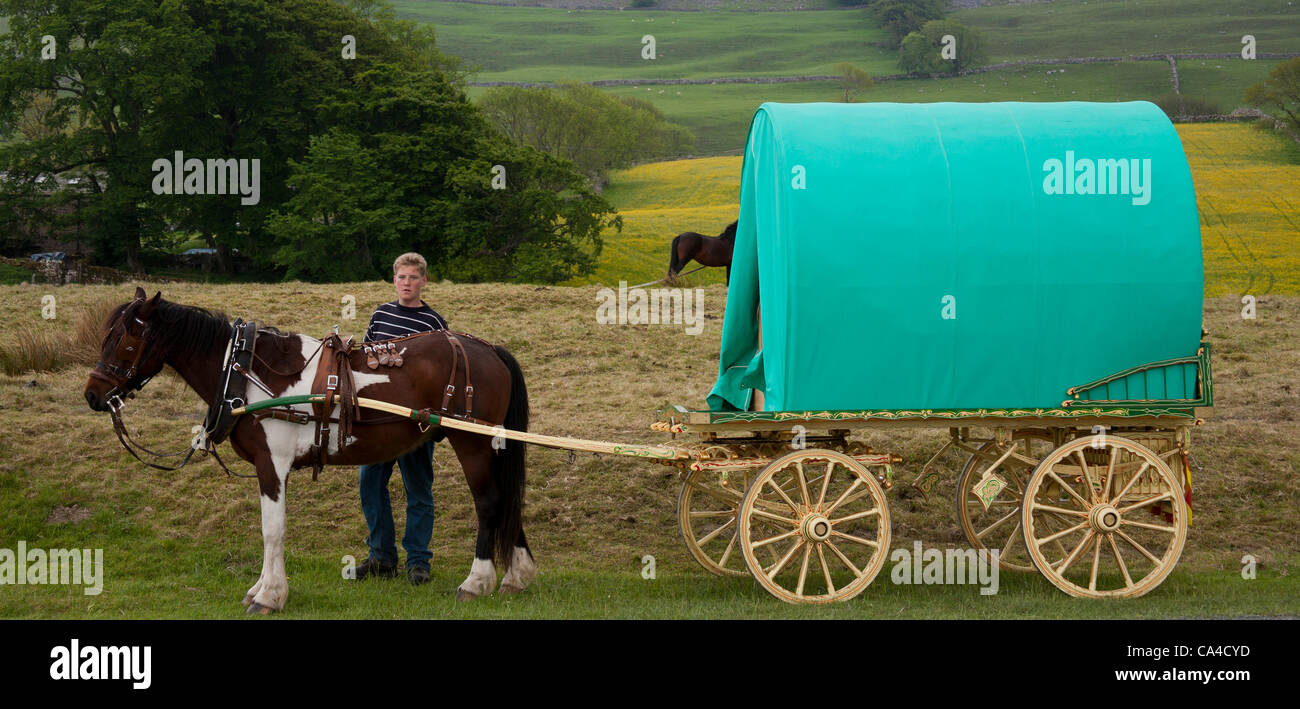 Dienstag, 5. Juni 2012: Sam Wilikson mit Unterkunft Wagen unterwegs, fiel Ende Sedbergh. Ein Reisender, Teilnahme an der jährlichen Appleby Horse Fair, Cumbria, Stockfoto
