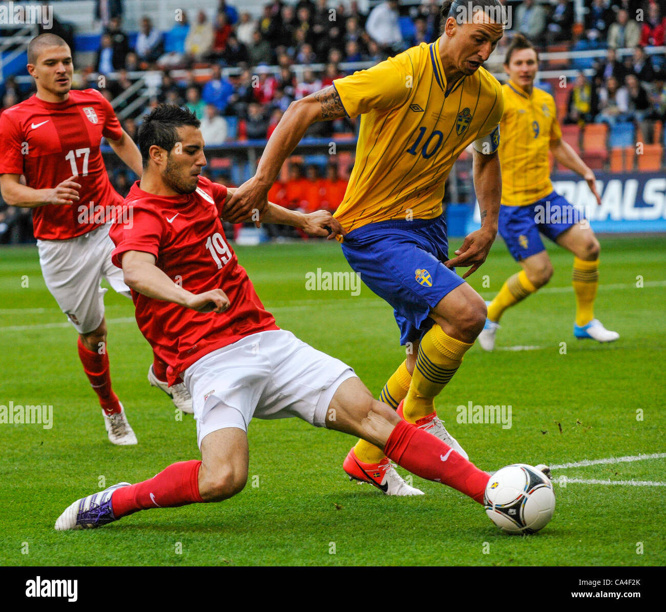 Stockholm 2012-06-05 Fußball Schweden Vs Serbia - auf dem Bild 10 Zlatan Ibrahimovic und Nikola Maksimovic 19- Stockfoto