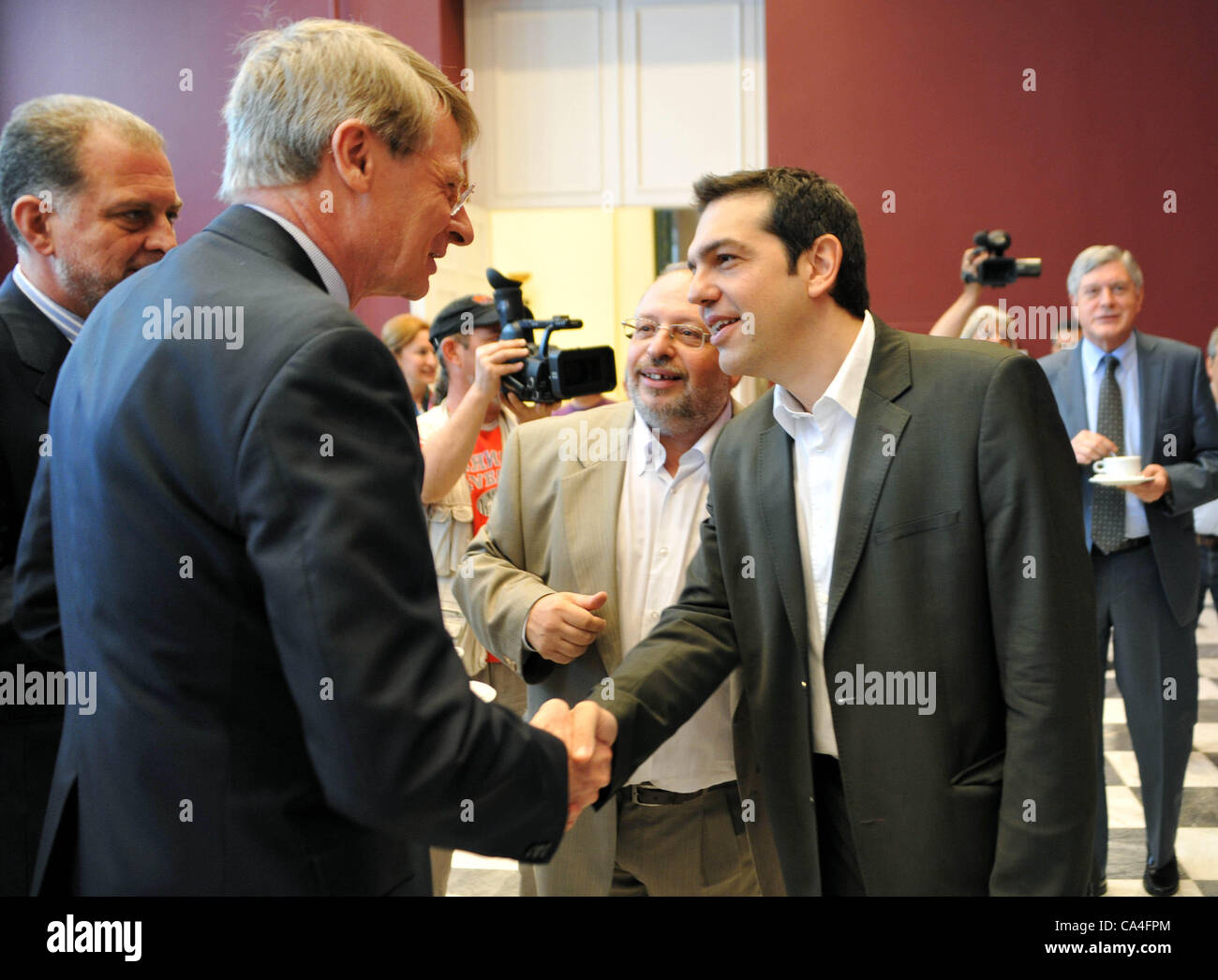 6. Juni 2012, Athen, Griechenland.-Alexis Tsipras der Führer der radikalen linken Koalition (SYRIZA) trifft sich mit den Botschaftern nach Griechenland von der G20-Staaten. Er unterrichtete die Botschafter auf SYRIZA Wirtschafts- und Außenpolitik Plattformen vor der Wahl der 17. Juni. Stockfoto