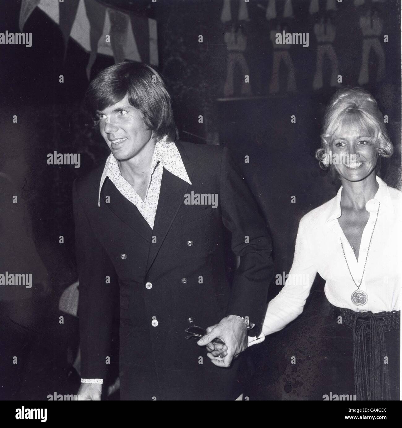 JOHN DAVIDSON mit Frau Jackie Miller bei der Premiere von Elvis Presley in Las Vegas Hilton.Supplied von Fotos inc. (Credit-Bild: © geliefert von Globe Fotos Inc/Globe Photos/ZUMAPRESS.com) Stockfoto