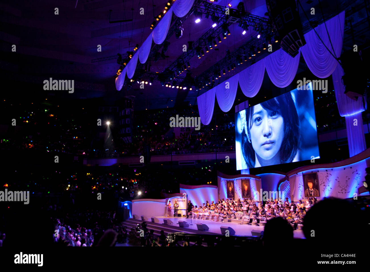 6. Juni 2012, ist Tokio - Yuko Oshima, Gewinner der Wahl, auf der großen Leinwand während der AKB48 Parlamentswahl im Nippon Budokan gezeigt. Diese Veranstaltung findet jährlich, wo AKB48 Fans für ihre Lieblings-Mitglied in der Gruppe abstimmen können. (Foto von Rodrigo Reyes Marín/AFLO) Stockfoto