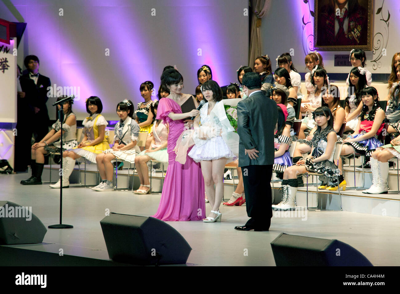 6. Juni 2012, spricht Tokyo, Japan - Yuko Oshima, Gewinner der Wahl, auf der Bühne während der AKB48 Parlamentswahl im Nippon Budokan. Diese Veranstaltung findet jährlich, wo AKB48 Fans für ihre Lieblings-Mitglied in der Gruppe abstimmen können. (Foto von Rodrigo Reyes Marín/AFLO) Stockfoto