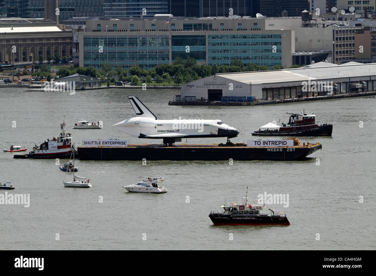Das Space Shuttle Enterprise auf dem Hudson River auf dem Weg zum Intrepid Sea, Air and Space Museum. 6. Juni 2012. New York City, NY, USA Stockfoto