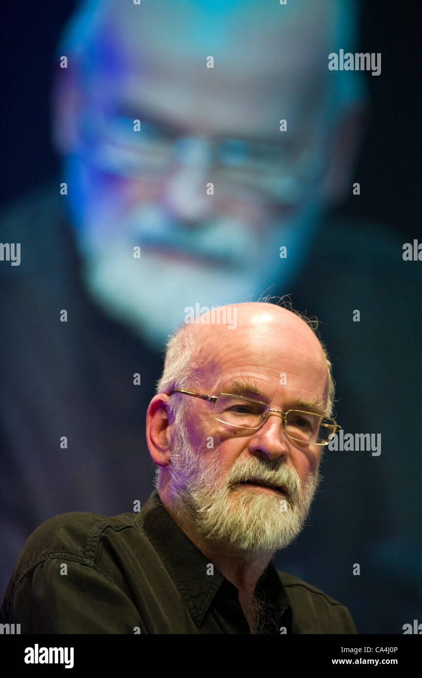 Terry Pratchett spricht über sein Leben und seine Arbeit bei der Telegraph Hay Festival 2012, Hay-on-Wye, Powys, Wales, UK Stockfoto