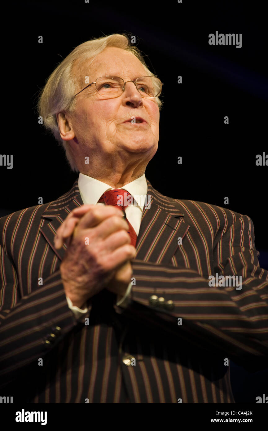 Nicholas Parsons geben eine Aufführung der Werke von Edward Lear bei der Telegraph Hay Festival 2012, Hay-on-Wye, Powys, Wales, UK Stockfoto